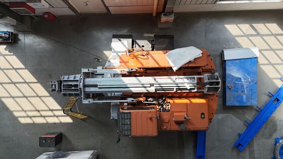 Κινητή μονάδα απομάκρυνσης απορριμμάτων με ηλεκτρικό σύστημα κίνησης και καθαρισμό φούρνου υψηλής ταχύτητας με υδραυλική τηλεσκοπική δέσμη